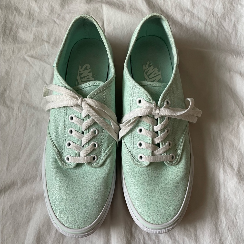 Women’s size 10 low top vans sneakers